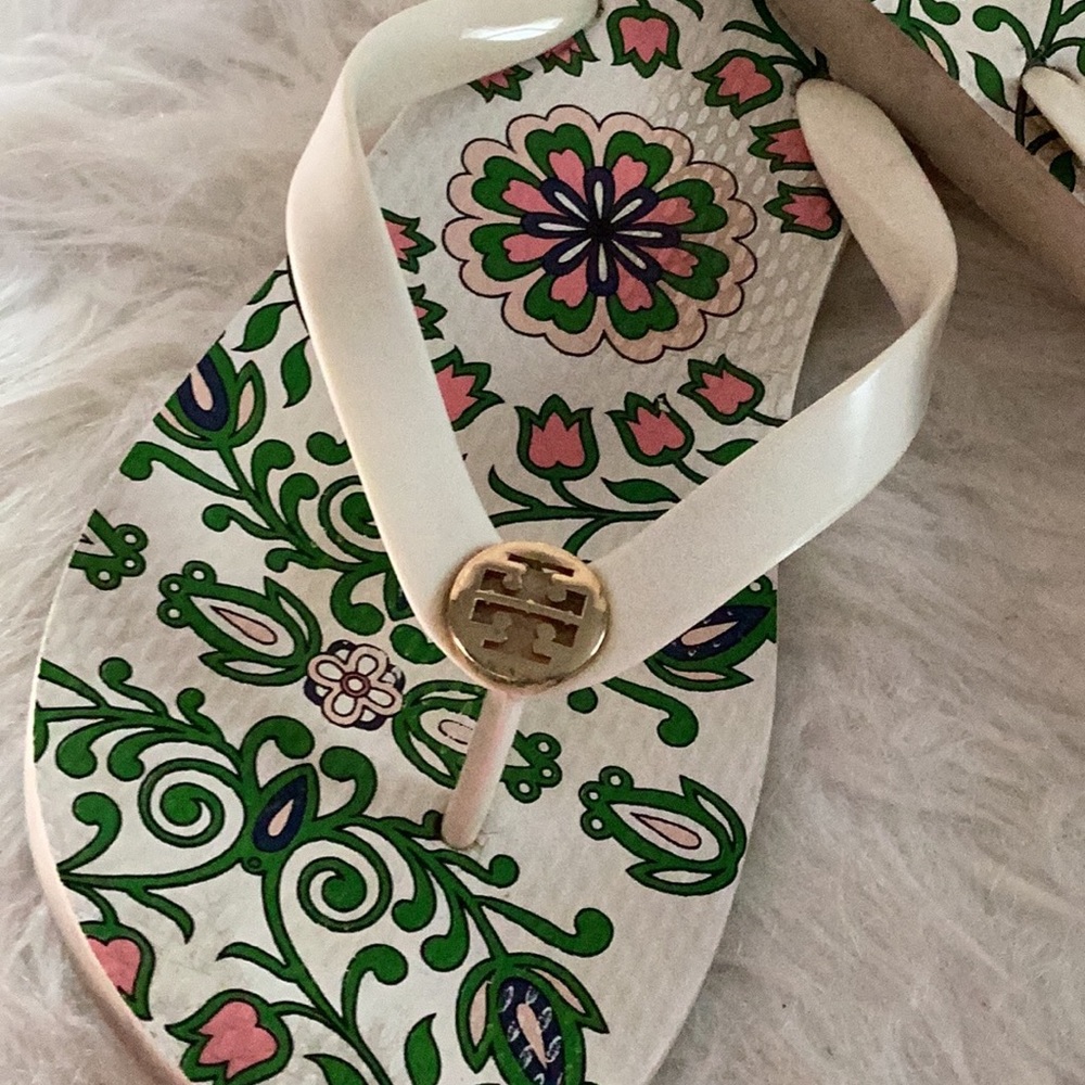 TORY BURCH, WHITE FLORAL FLIP FLOPS